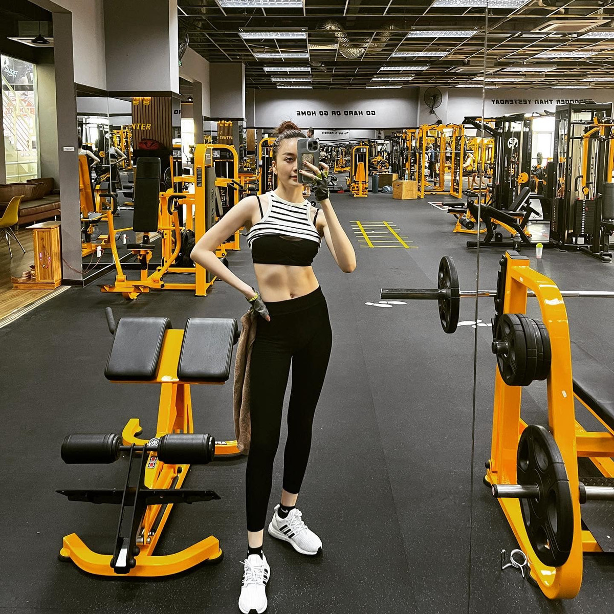 Ngoài tập gym, nữ ca sĩ còn duy trì các bài tập nhảy, vừa là công việc, vừa tăng khả năng đốt cháy calo.