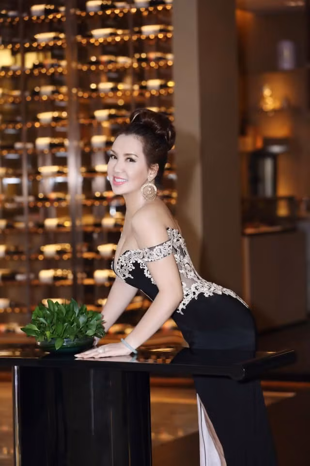 Người đẹp sinh năm 1969 trong một gia đình gốc Huế, lớn lên ở TP.HCM và từng là sinh viên trường Điện ảnh. Mộng Vân từng lọt vào vòng chung kết cuộc thi Hoa hậu báo Tiền Phong (tiền thân của cuộc thi Hoa hậu Việt Nam).