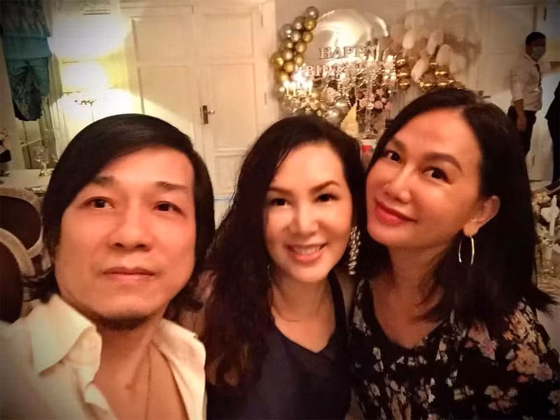 Mộng Vân (giữa) chụp ảnh cùng bạn thân, nữ diễn viên Kim Khánh và nhiếp ảnh gia Đoàn Minh Tuấn.