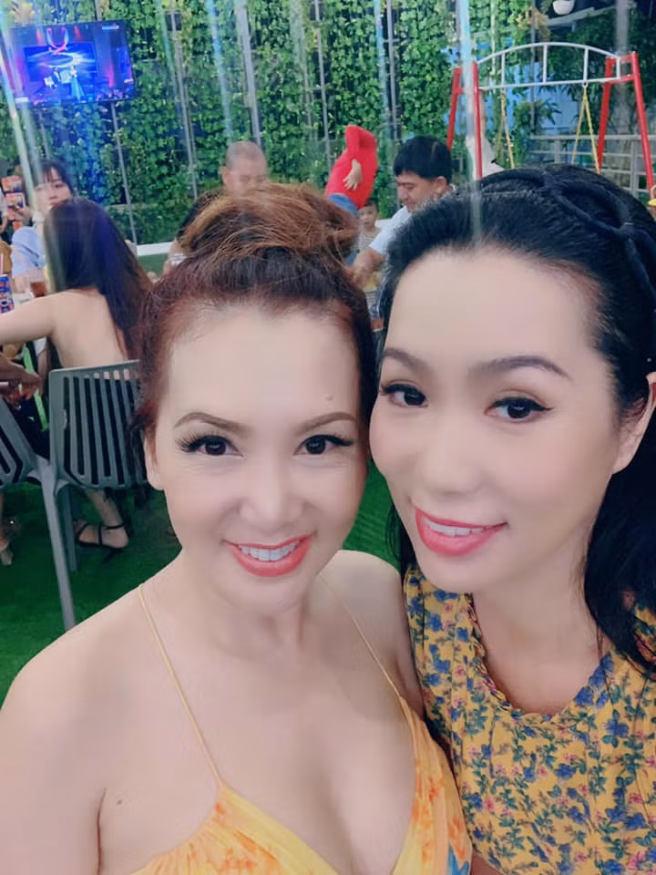 Mộng Vân khoe sắc cùng Trịnh Kim Chi trong một lần gặp mặt cách đây 4 năm. Nữ diễn viên "Tình khúc 68" vẫn giữ phong cách gợi cảm như 30 năm trước.