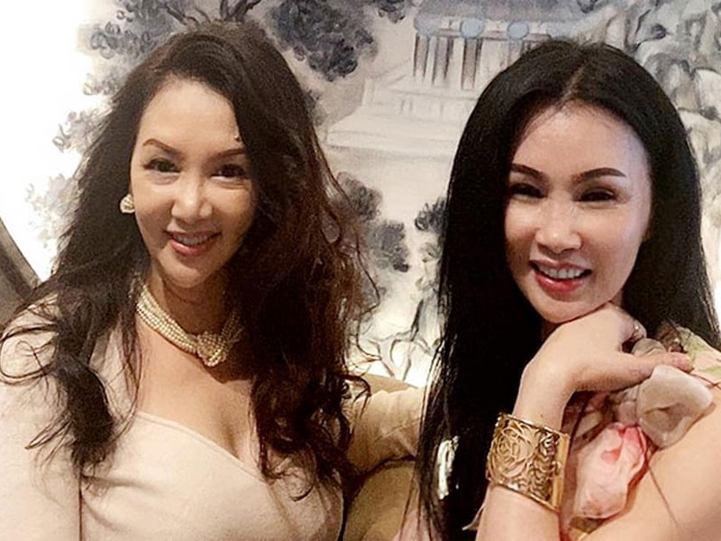 Ở tuổi 53, tuy không còn trẻ trung, tươi mát như thuở đôi mươi, nhưng Mộng Vân (trái) vẫn giữ được nét quyến rũ, lôi cuốn.