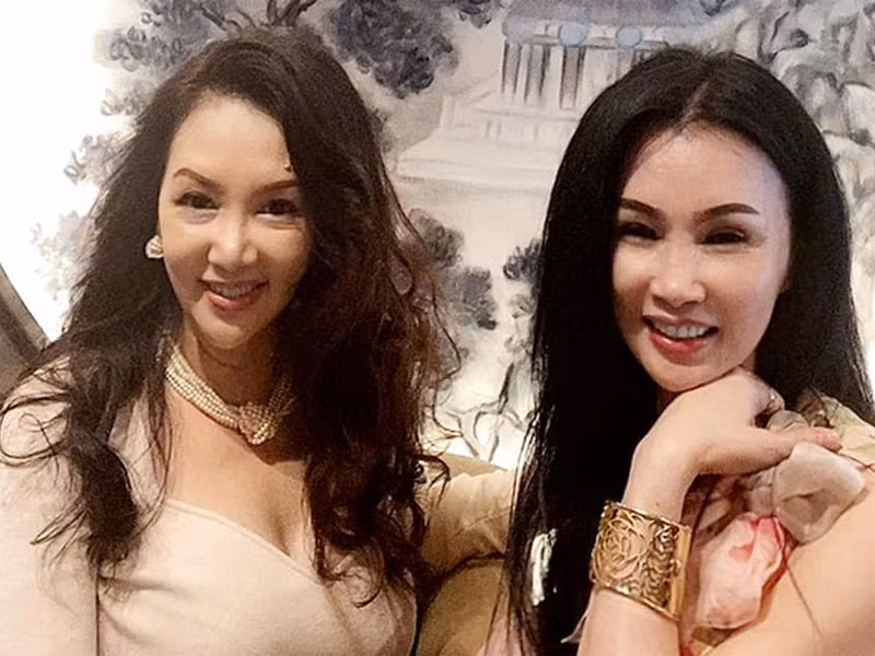 Ở tuổi 53, tuy không còn trẻ trung, tươi mát như thuở đôi mươi, nhưng Mộng Vân (trái) vẫn giữ được nét quyến rũ, lôi cuốn.