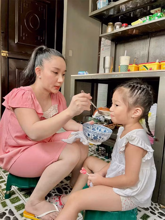 Tuy nhiên, khi có con, Quỳnh Anh đơn giản hơn trong phục trang của mình, đặc biệt là trang phục mặc nhà.