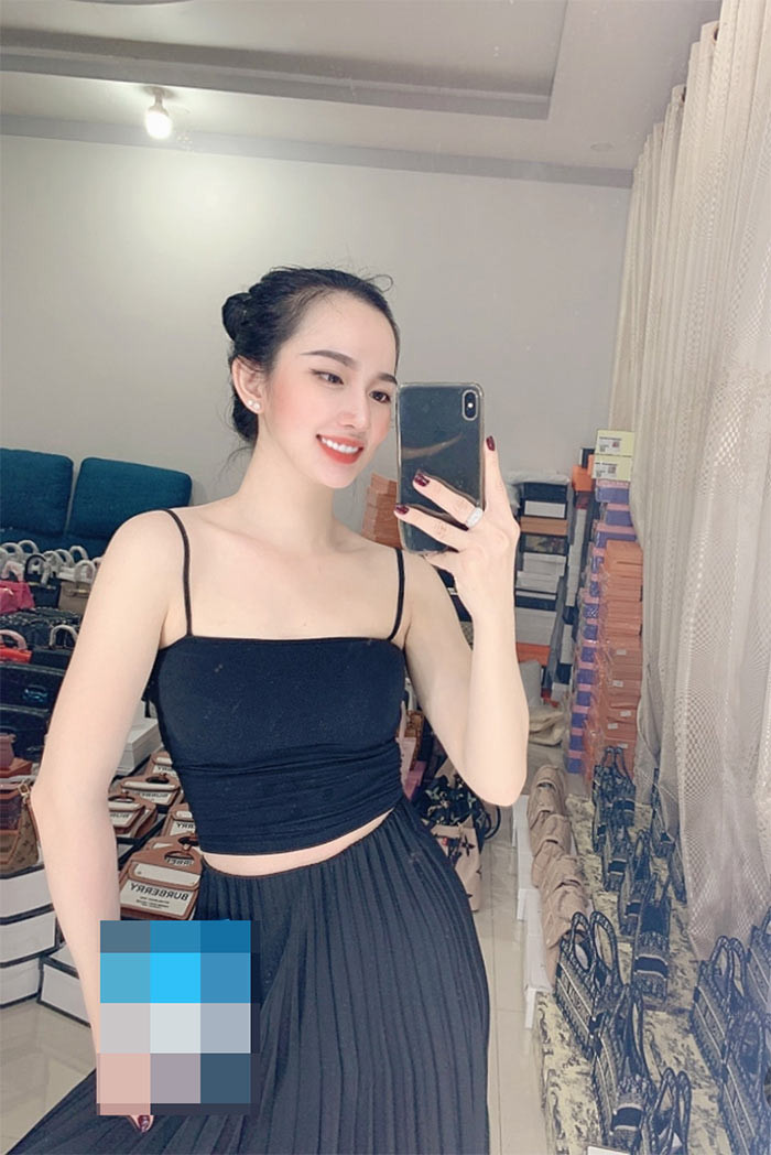 Bảo Lâm lên tiếng bênh vực vợ: "Cái đó người ta gọi là đơn giản em ơi. Người ta là vì chồng, vì con, buôn gánh bán bưng. Cái đơn giản với luộm thuộm nó khác, chữ luộm thuộm là chỉ người tóc tai bù xù, quần áo rách rưới, còn con vợ của em nó thơm, chỉ là bộ đồ hơi cũ thôi. Anh có mua đồ mới nhưng không chịu mặc".