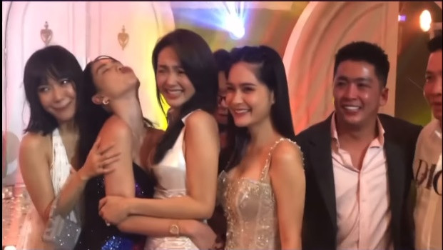 Chân dài 8X liên tục chu môi chụp ảnh.