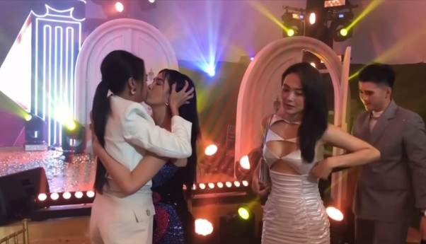 Thậm chí, Ngọc Trinh còn chu môi hôn người bạn này một cách nhiệt tình.