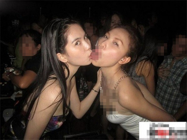 Ngọc Trinh và Quỳnh Thư từng bị chỉ trích vì nụ hôn đồng giới phản cảm.