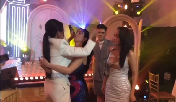 Không chỉ ôm chặt cứng Minh Hằng, chân dài Trà Vinh còn có hành động thân mật với một đồng nghiệp nữ gây ngỡ ngàng.