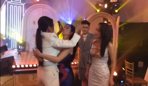 Không chỉ ôm chặt cứng Minh Hằng, chân dài Trà Vinh còn có hành động thân mật với một đồng nghiệp nữ gây ngỡ ngàng.