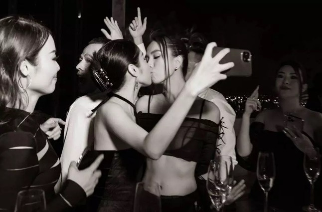 Hành động say xỉn, hôn môi bạn đồng giới của Ngọc Trinh không còn là điều quá xa lạ với bạn bè và fan của cô.