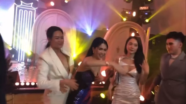 Trong một đoạn clip được lan truyền mới đây, "nữ hoàng nội y" có vẻ như đã uống khá nhiều, liên tục mời mọi người lên chụp ảnh.