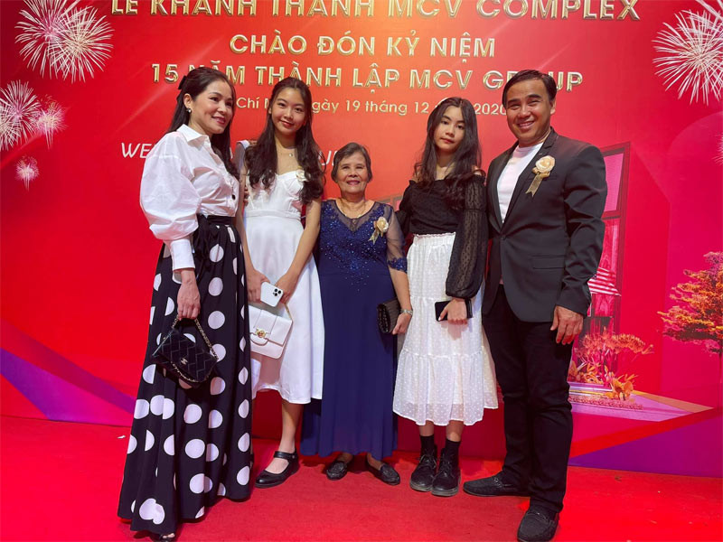 "Tôi cố gắng không hướng con mình nổi tiếng, nên tôi rất ít khi dẫn con gái đi sự kiện. Nhưng nếu sau này con đam mê thì mình chịu thôi, tôi sẽ đứng sau lưng ủng hộ con”, MC Quyền Linh chia sẻ.