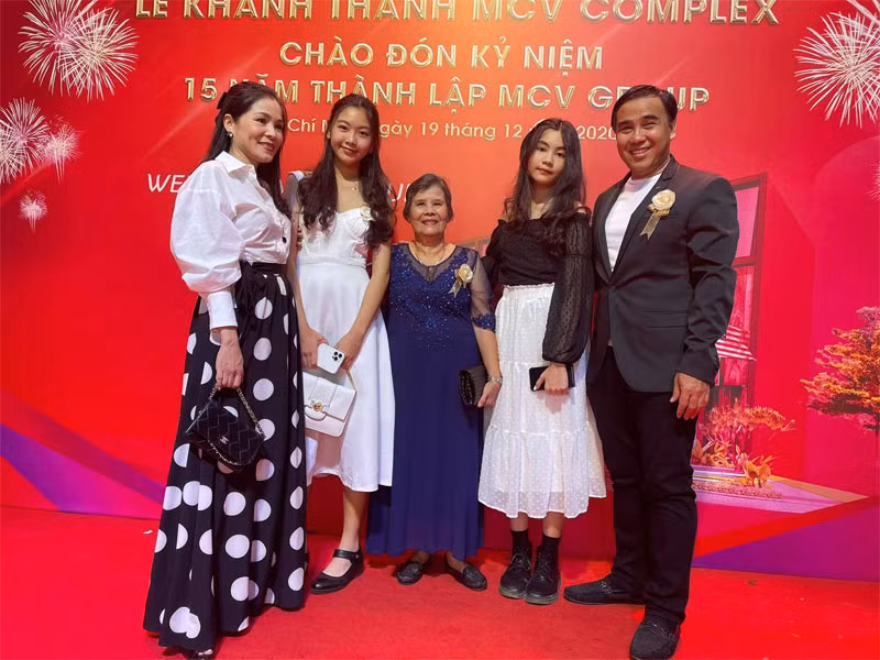 "Tôi cố gắng không hướng con mình nổi tiếng, nên tôi rất ít khi dẫn con gái đi sự kiện. Nhưng nếu sau này con đam mê thì mình chịu thôi, tôi sẽ đứng sau lưng ủng hộ con”, MC Quyền Linh chia sẻ.