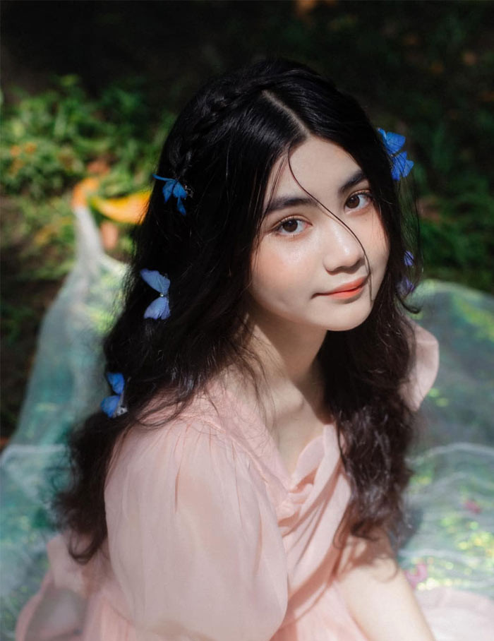 Hạt Dẻ sở hữu gương mặt bầu bĩnh, đôi mắt đen tròn, lại thêm má lúm đồng tiền duyên dáng.