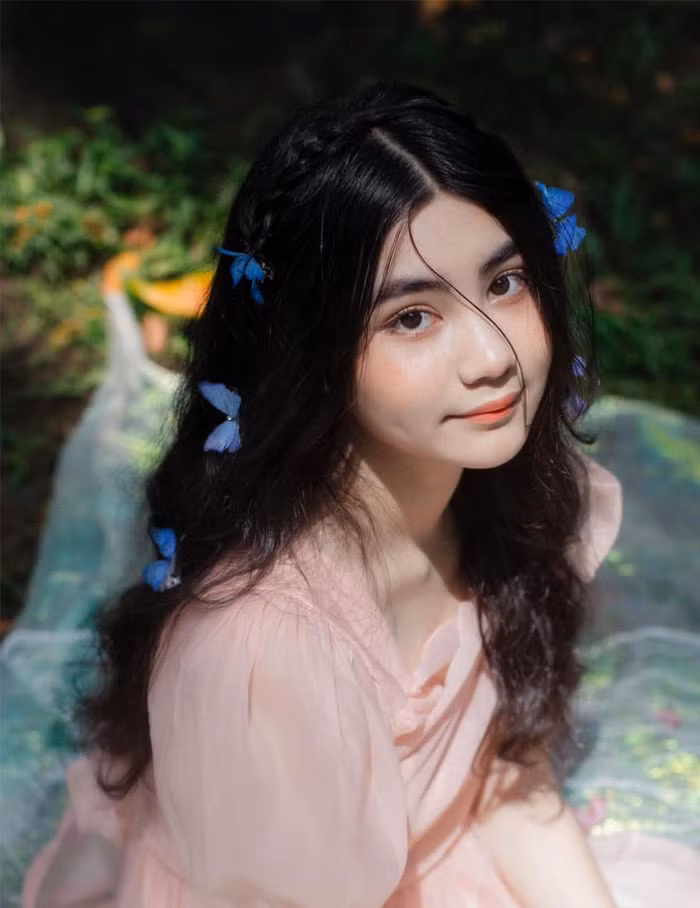 Hạt Dẻ sở hữu gương mặt bầu bĩnh, đôi mắt đen tròn, lại thêm má lúm đồng tiền duyên dáng.