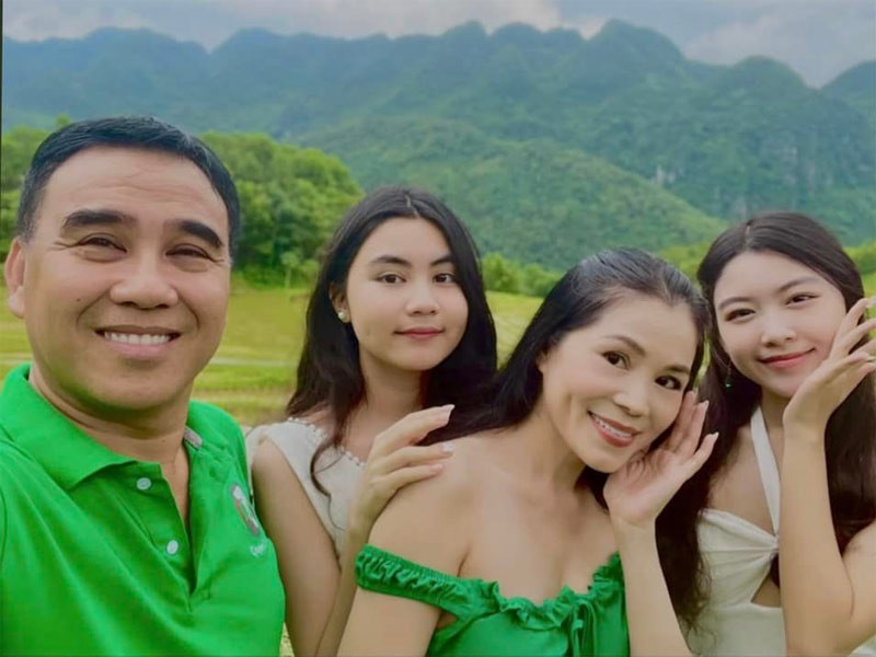 Vo Quyen Linh khoe anh gia dinh, hai con gai chiem spotlight