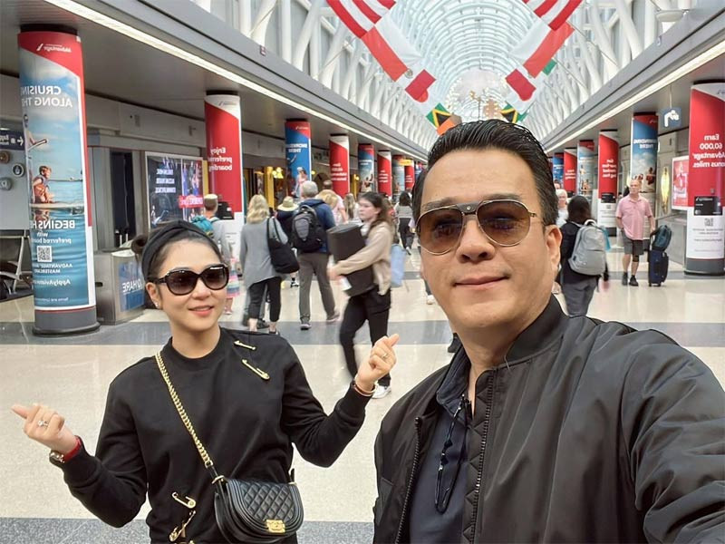 Hai vợ chồng thường xuyên đi chơi, đi du lịch khắp nơi.