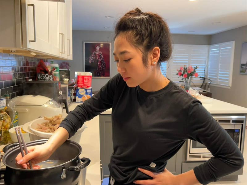 Hà Thanh Xuân tự tay vào bếp nấu ăn cho chồng.