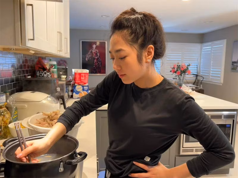 Hà Thanh Xuân tự tay vào bếp nấu ăn cho chồng.
