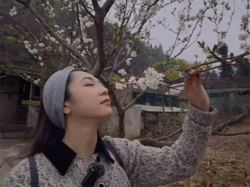 Sau một thời gian tạm khoá trang cá nhân để tránh những đàm tiếu của cộng đồng mạng về người chồng mới cưới của mình, tháng 6/2022, nữ ca sĩ 34 tuổi đã mở lại trang cá nhân.