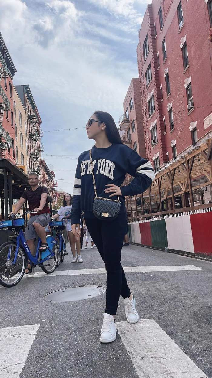 Nữ ca sĩ dòng nhạc bolero khoe trên trang cá nhân những hoạt động du lịch, ca hát của mình.