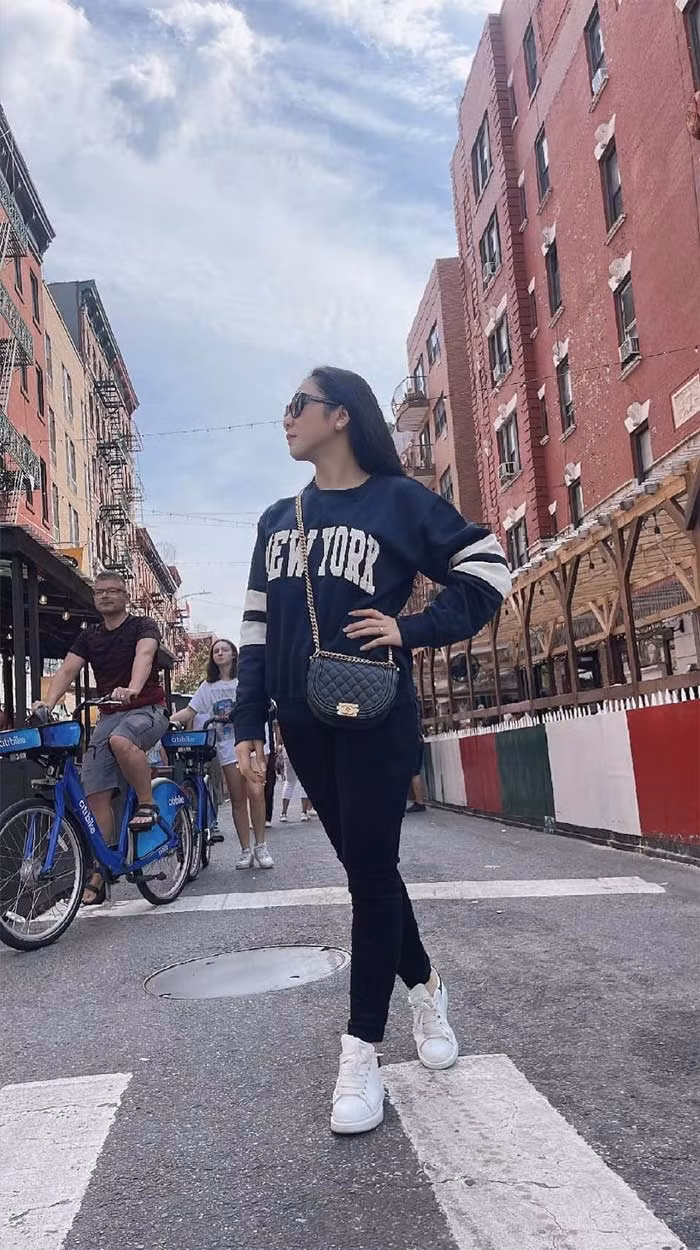 Nữ ca sĩ dòng nhạc bolero khoe trên trang cá nhân những hoạt động du lịch, ca hát của mình.