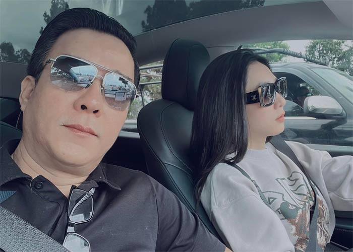 Ca sĩ Hà Thanh Xuân vẫn tự tay lái xe mỗi khi hai vợ chồng phải đi ra ngoài.