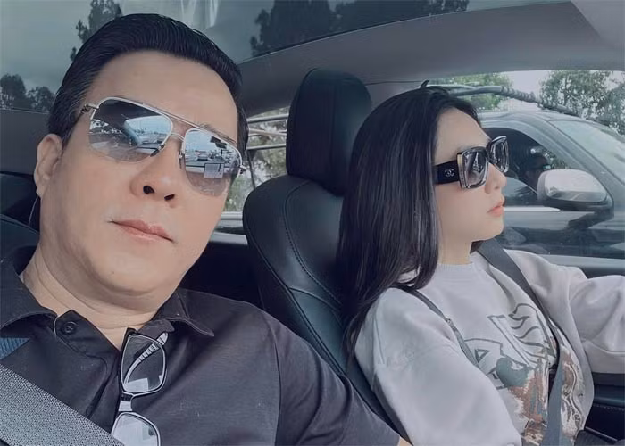 Ca sĩ Hà Thanh Xuân vẫn tự tay lái xe mỗi khi hai vợ chồng phải đi ra ngoài.