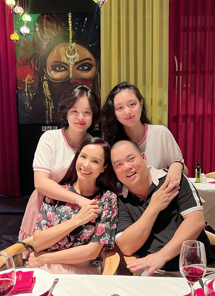 Gia đình hạnh phúc của cựu người mẫu Thúy Hạnh - nhạc sĩ Minh Khang và hai con gái Suli, Suti.