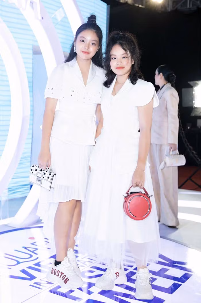 Theo nhận xét của mẹ Thúy Hạnh, Suti là cô bé hướng ngoại và rất năng nổ còn con gái lớn Suli là người hướng nội, tình cảm.