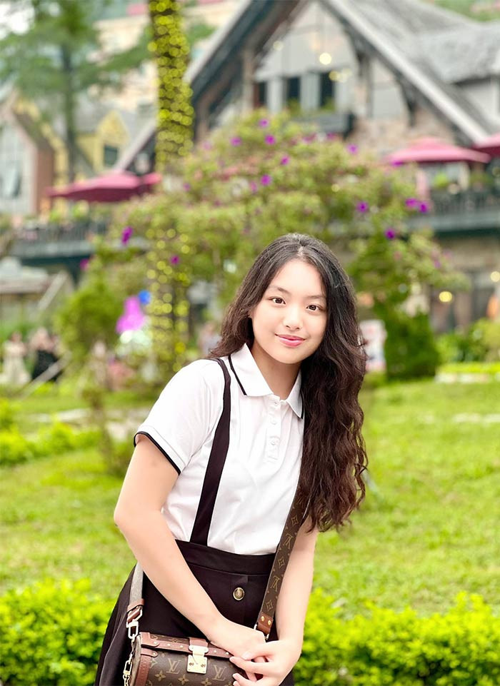 Suti có tên thật là Lê Gia An, sinh năm 2008, là con út trong gia đình nghệ sĩ Thúy Hạnh - Minh Khang.