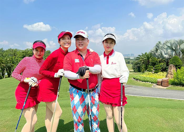 Hai chị em Suti - Suli được bố mẹ cho làm quen với golf từ nhỏ.