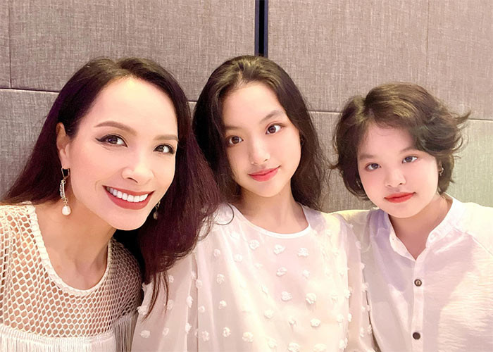 Cô bé mít ướt đáng yêu ngày nào sau 8 năm đã trở thành một thiếu nữ xinh xắn.