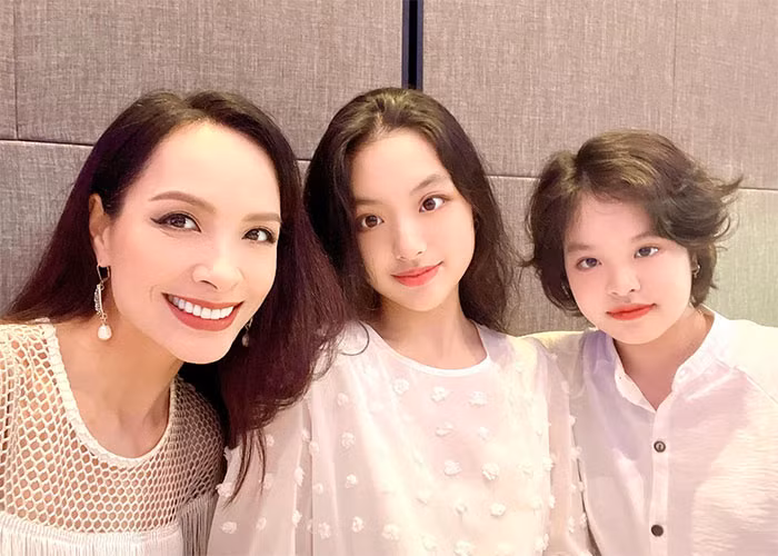 Cô bé mít ướt đáng yêu ngày nào sau 8 năm đã trở thành một thiếu nữ xinh xắn.