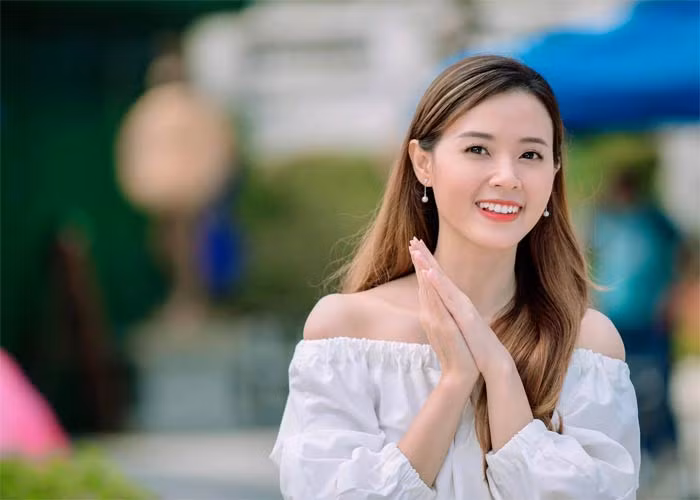 Cô thường mua đất, mua nhà rồi tu sửa, tôn tạo lại để bán hoặc cho thuê.