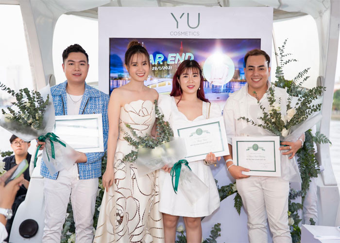 Midu được nhiều người ngưỡng mộ khi rút ví 240 triệu đồng để thưởng nóng cho các nhân viên dịp cuối năm.