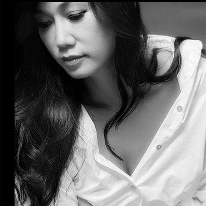 Khác với các diễn viên nổi tiếng cùng thời như Ngọc Trinh, Diễm Hương... Kim Khánh gây ấn tượng bởi vẻ đẹp hiện đại, phong cách gợi cảm và cá tính.