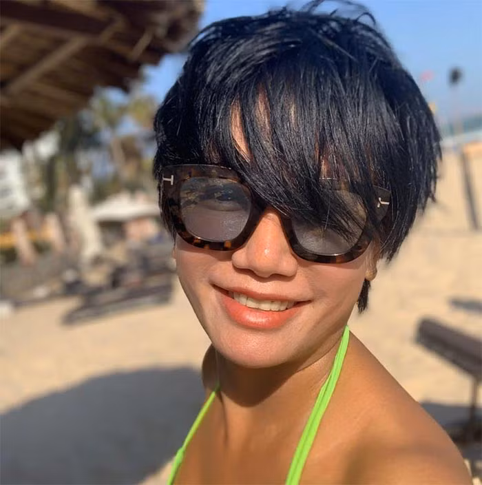 Sau giai đoạn thoái trào của dòng phim thị trường, Kim Khánh là một trong số ít các ngôi sao trụ lại với màn ảnh nhỏ. Cô được đánh giá cao qua một số bộ phim như: "Bình minh châu thổ", "Người đàn bà yếu đuối", "Lưới trời"...