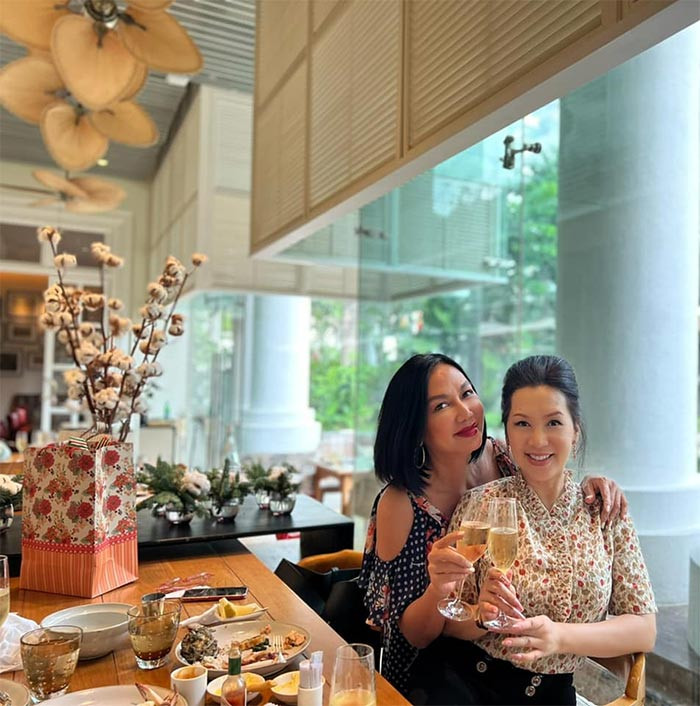 Bên cạnh nghề diễn viên, Kim Khánh còn là một người mẫu thời trang nổi tiếng thời đó nhờ gương mặt sắc sảo, vẻ đẹp hình thể khỏe khoắn.