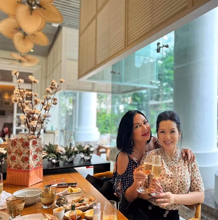 Bên cạnh nghề diễn viên, Kim Khánh còn là một người mẫu thời trang nổi tiếng thời đó nhờ gương mặt sắc sảo, vẻ đẹp hình thể khỏe khoắn.