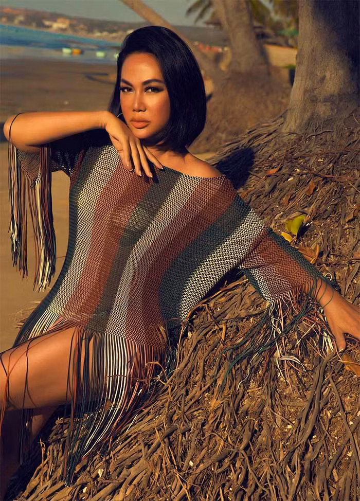 Nữ diễn viên, ca sĩ nổi tiếng những năm 90 gây ấn tượng bởi khuôn mặt đẹp, cá tính.