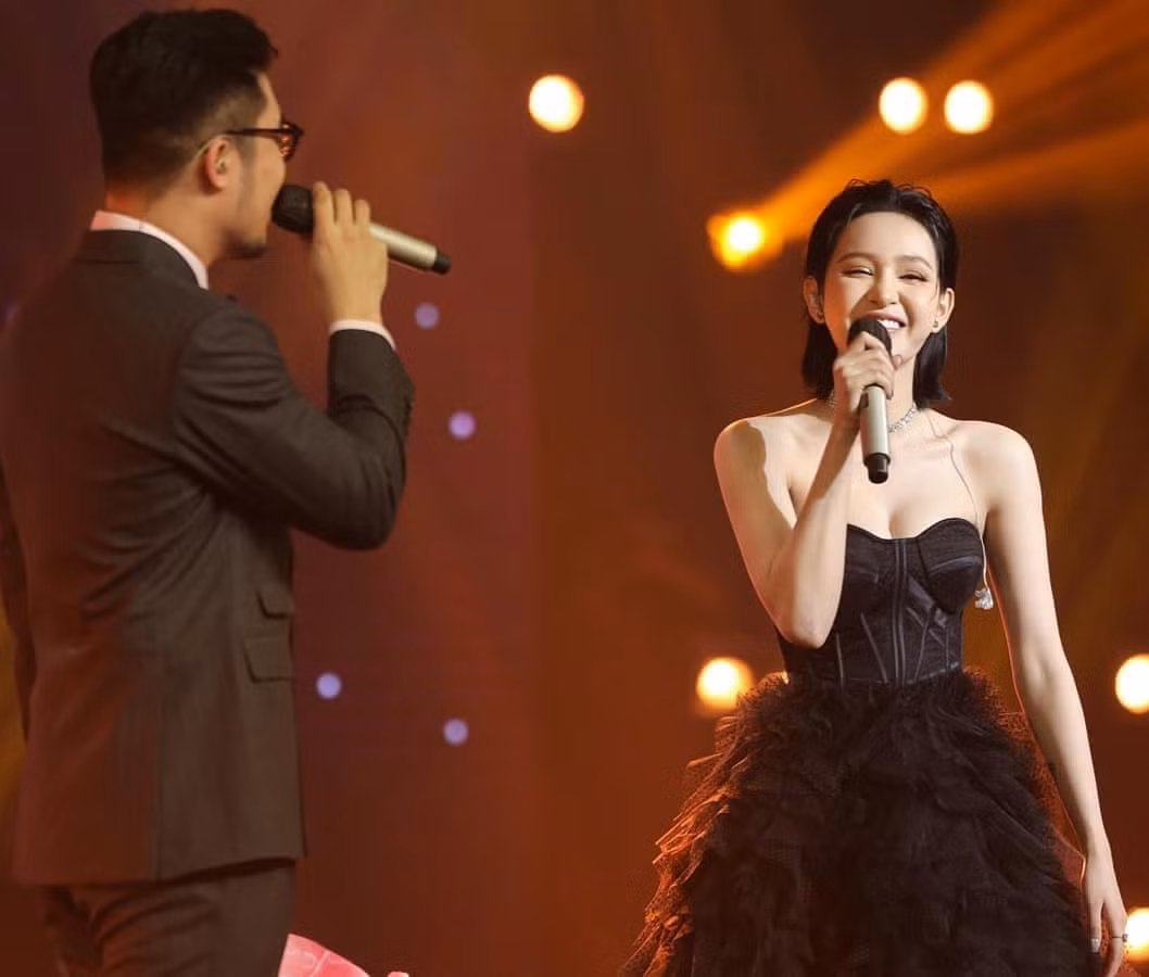 Dù bị dân mạng "châm biếm" nhưng giọng ca 9X vẫn giữ phong cách ngây thơ, trong sáng.