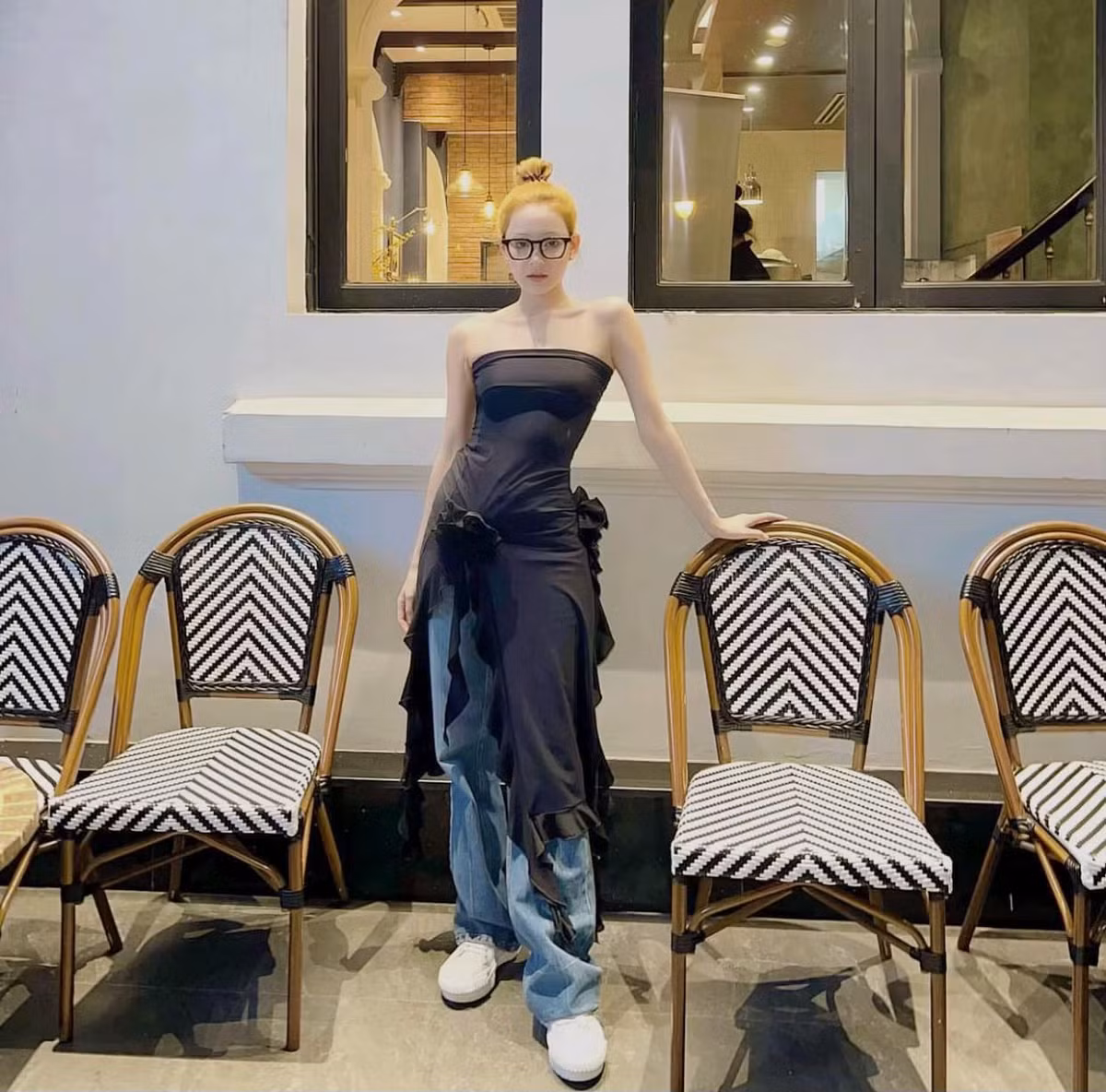 Giọng ca quê Đắk Lắk "đổi vận" với kiểu tóc dài nữ tính, mới đây là nhuộm vàng hoe.