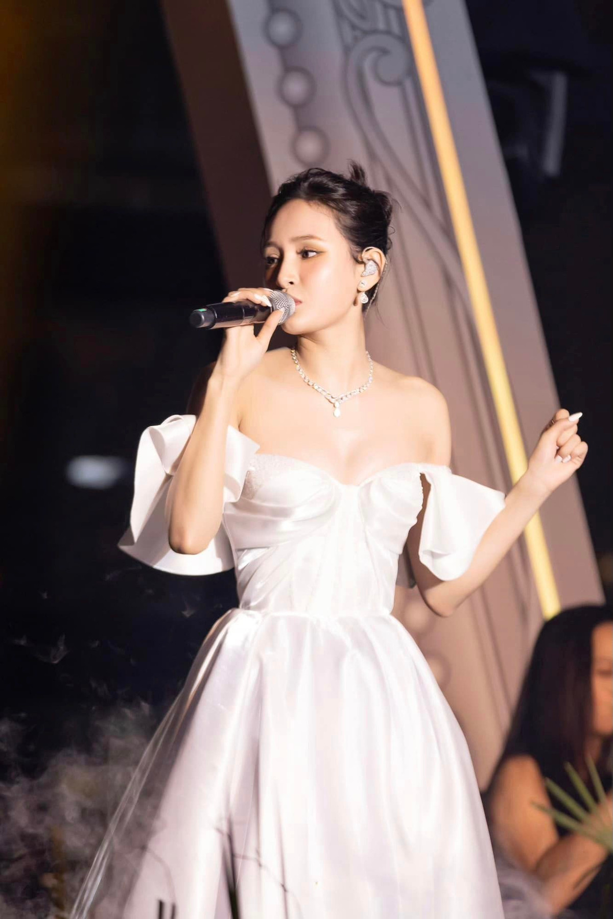 Giọng ca "Rồi người thương cũng hóa người dưng" trở lại với sự đầu tư cho trang phục và chăm chút ngoại hình.