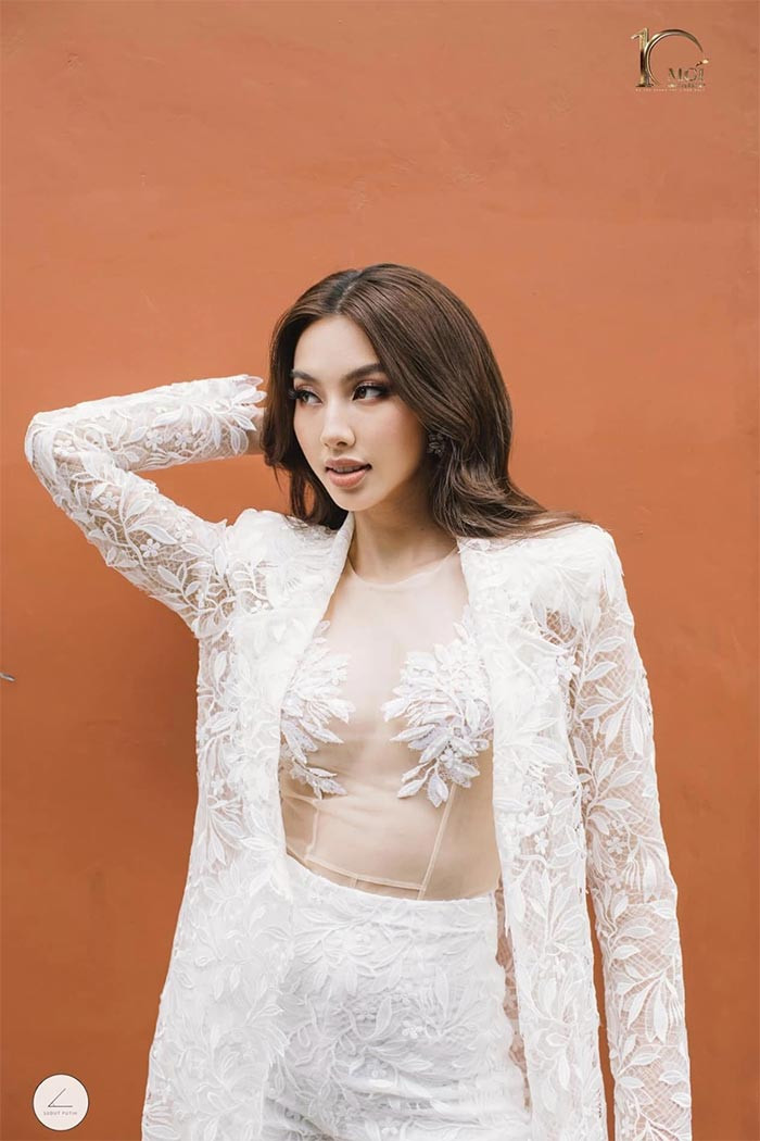 Những kiểu trang phục ren xuyên thấu, không nội y như thế này càng tôn vẻ quyến rũ của Hoa hậu Hòa bình Quốc tế 2021.