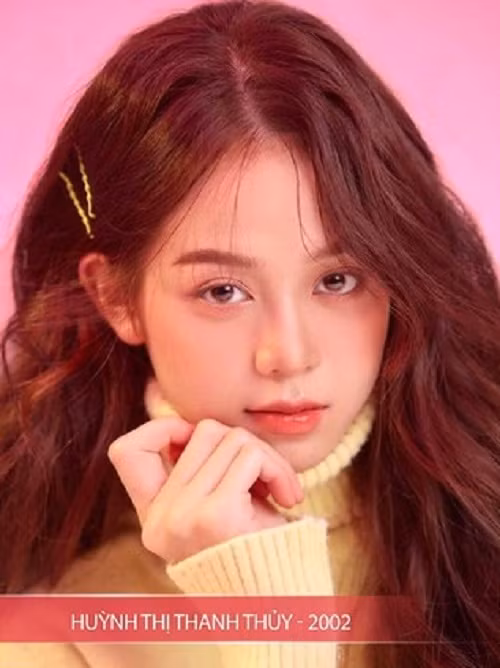 Huỳnh Thị Thanh Thuỷ cao 1m76, sinh năm 2002 tại Đà Nẵng, là sinh viên Đại học Ngoại ngữ - Đại học Đà Nẵng. Thanh Thủy là Hoa khôi Đại học Ngoại ngữ - Đại học Đà Nẵng năm 2021, Á khôi 1 cuộc thi Học sinh-sinh viên thanh lịch thành phố Đà Nẵng năm 2021.