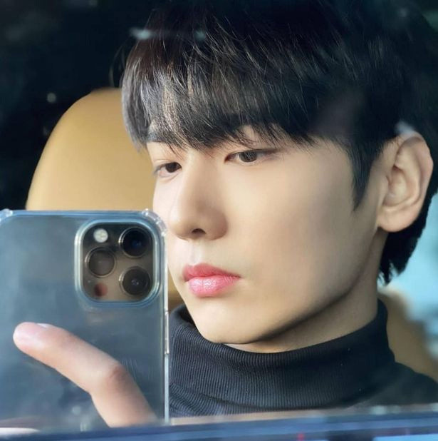 Lee Ji Han bắt đầu nổi tiếng khi tham gia show truyền hình thực tế "Produce 101" vào năm 2017. (Ảnh: Instagram)