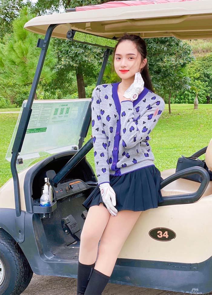 Thời gian gần đây, Hương Giang thường đăng trên trang cá nhân ảnh cô đi đánh golf và ai cũng khen người đẹp chuyển giới xinh và nữ tính hơn trước.