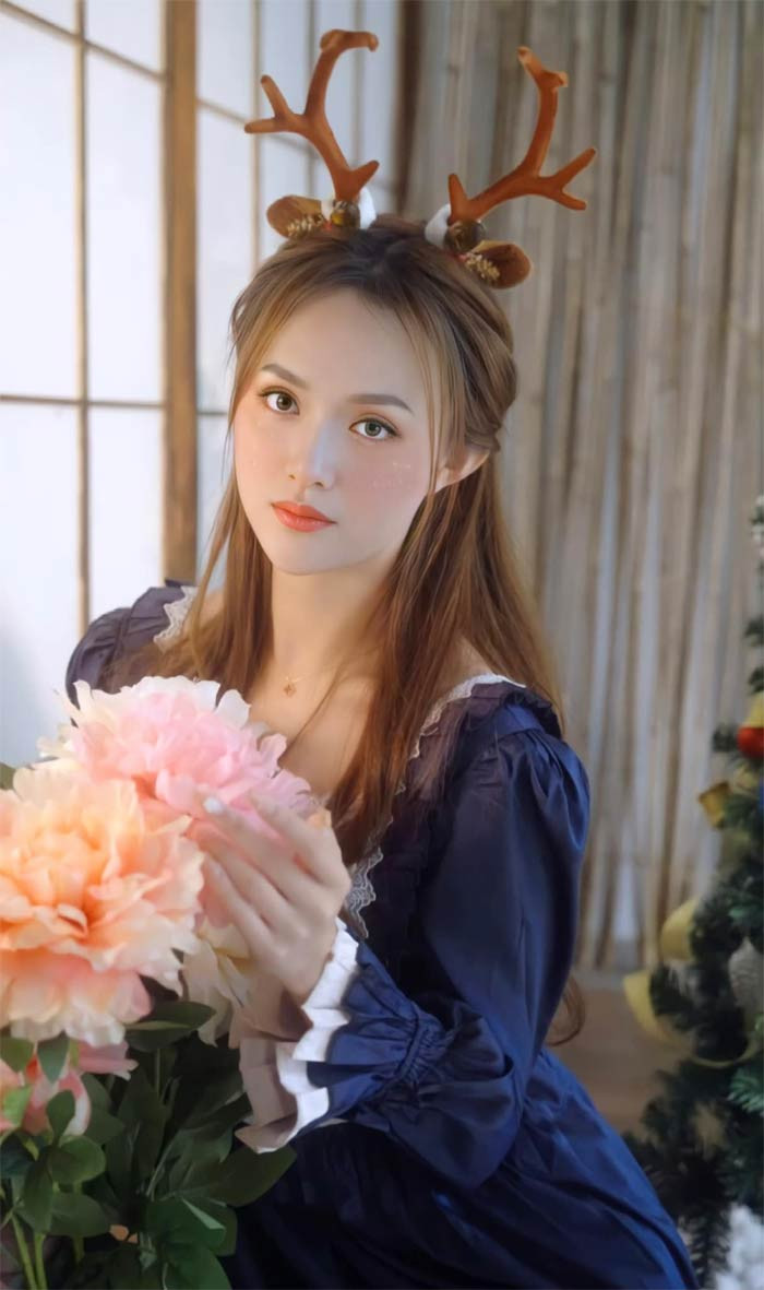 Không chỉ thăng hạng nhan sắc sau khi trở lại mà sự nghiệp của Hương Giang cũng nhanh chóng lấy lại đà phát triển.