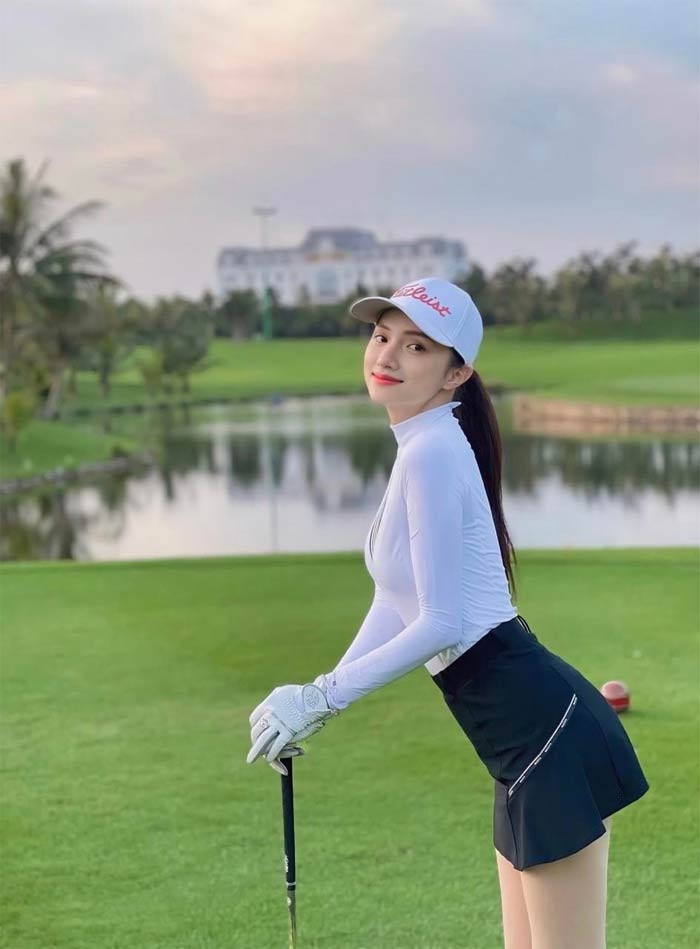 Hương Giang khoe vẻ xinh tươi trên sân golf.